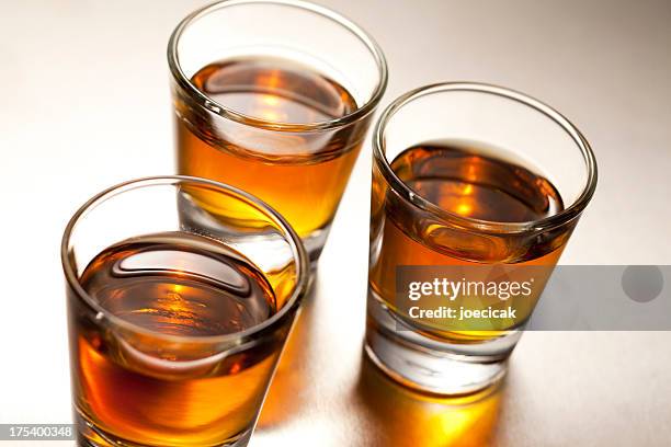 whiskey-aufnahmen - shot glass stock-fotos und bilder