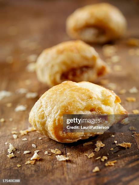 mini-würstchen, brötchen - sausage roll stock-fotos und bilder