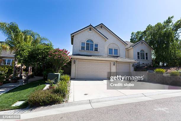 american suburbio hogares - camino de entrada fotografías e imágenes de stock