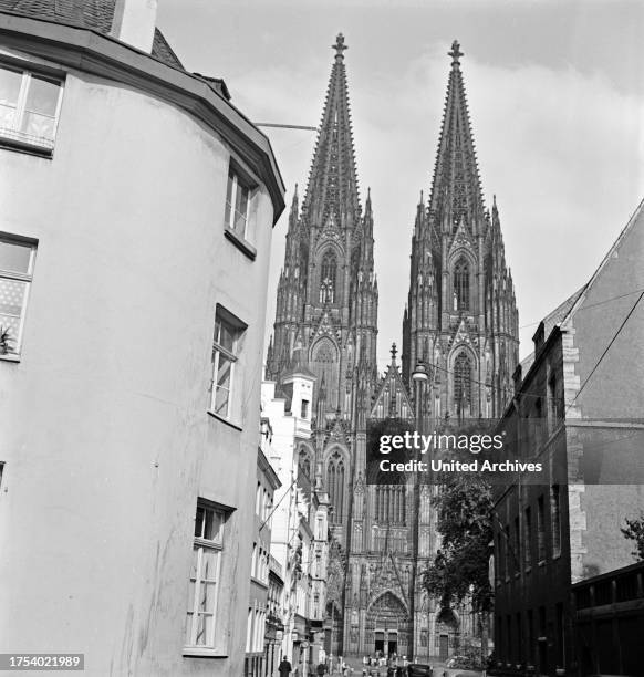 Total view of the Cologne cathedral from Burgmauer street, 1930s.