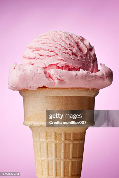 strawberry ice cream cone - aardbeienijs stockfoto's en -beelden