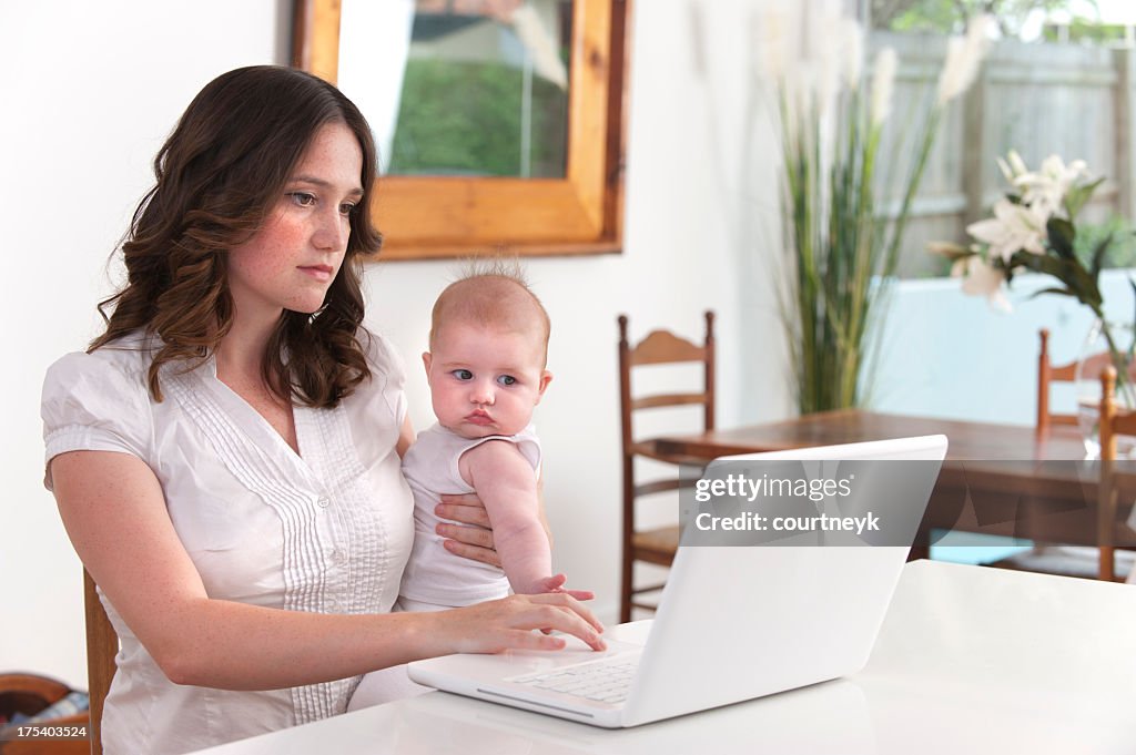 Madre con bebé trabajar desde su casa