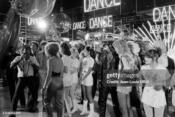 Jean Yanne, Glenn Hughes des 'Village People' et Mimi Coutelier sur le tournage du film 'Je te tiens, tu me tiens par la barbichette', le 18 octobre...