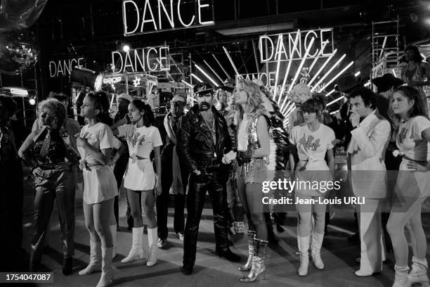 Glenn Hughes des 'Village People' et Mimi Coutelier sur le tournage du film 'Je te tiens, tu me tiens par la barbichette', le 18 octobre 1978.