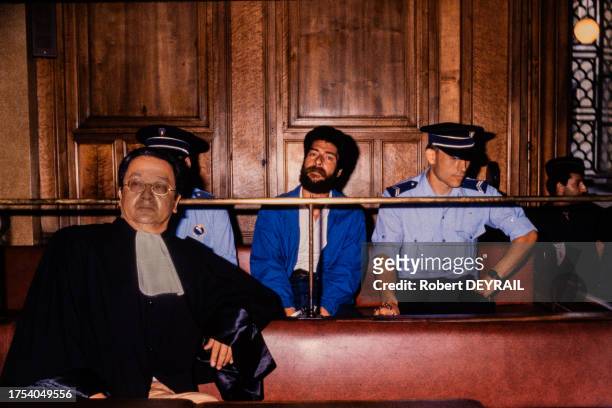 Georges Ibrahim Abdallah, militant de la cause palestinienne, et son avocat Jacques Vergès lors de son procès au tribunal de Lyon le 3 juillet 1986.