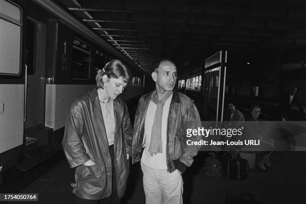 Arrivée de Ben Kingsley avec son épouse, Alison Sutcliffe, à la gare de Cannes, le 8 mai 1985.