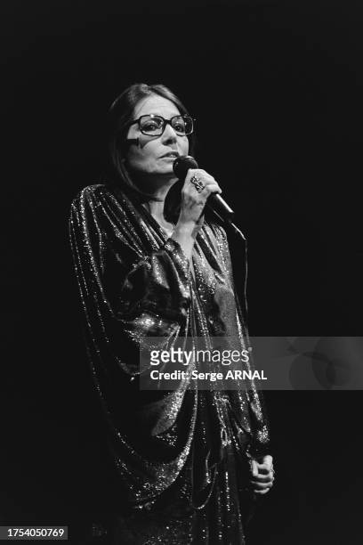 Nana Mouskouri sur scène à l'Olympia de Paris, le 13 novembre 1986.