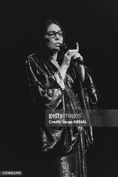 Nana Mouskouri sur scène à l'Olympia de Paris, le 13 novembre 1986.