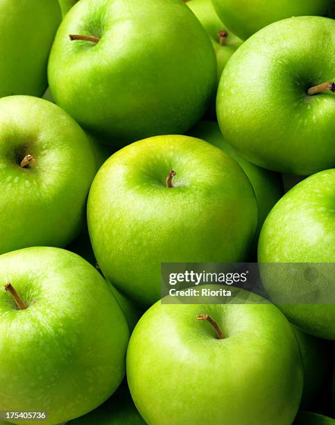 green apple fondo - manzana verde fotografías e imágenes de stock