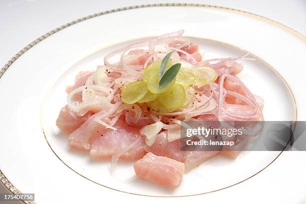 gelbschwanz-carpaccio oder ceviche mit weintrauben - carpaccio stock-fotos und bilder