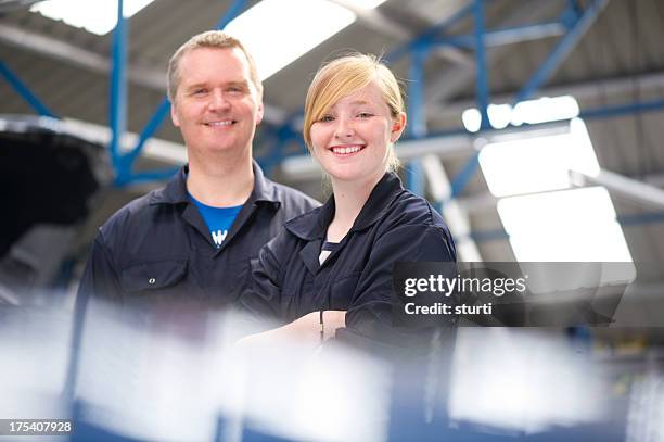 garage owner with daughter - mechanic portrait stockfoto's en -beelden