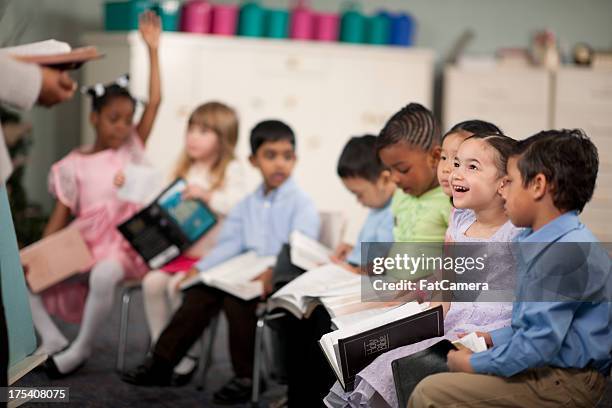 religiöse programm für kinder - praying church stock-fotos und bilder