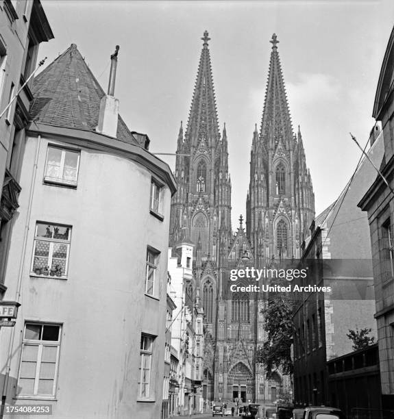 Total view of the Cologne cathedral from Burgmauer street, 1930s.