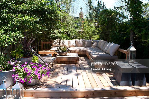 beach architektur: terrasse mit sofas und tisch - outdoor patio stock-fotos und bilder