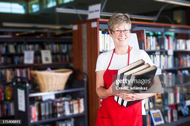 freiwilligen bibliothekar - librarian stock-fotos und bilder