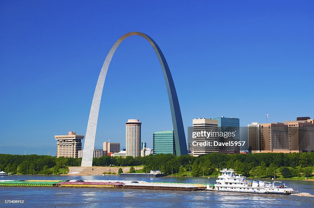 St. Louis skyline arch, le fleuve et bateau