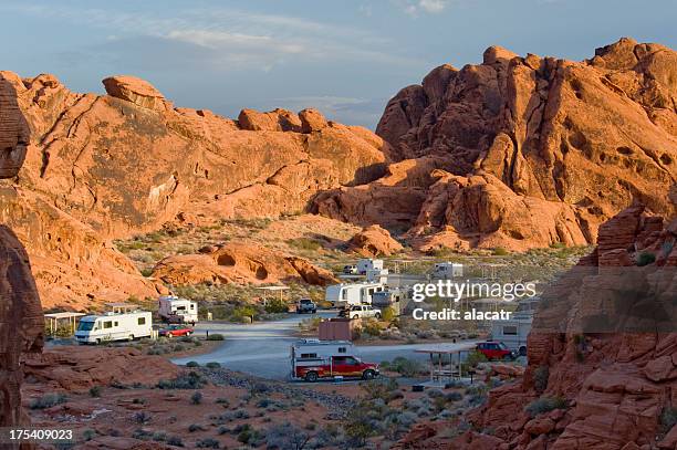 veículos recreativos, o valley of fire campground, nevada - valley of fire state park - fotografias e filmes do acervo