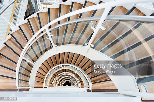 abstract spiral wendeltreppe - holzbau stock-fotos und bilder