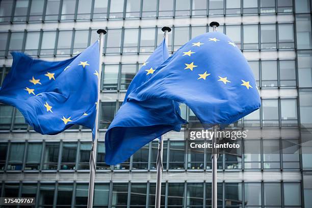 banderas europeas. - eu building brussels fotografías e imágenes de stock