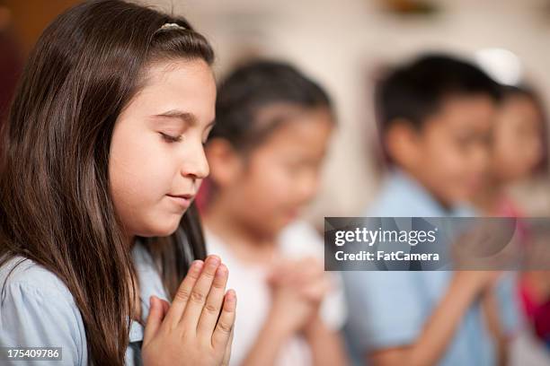 children's religious program - praying stockfoto's en -beelden