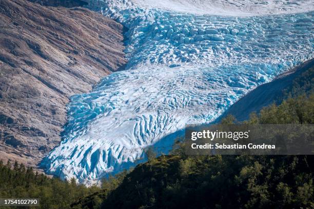 briksdalsbreen glacier in the mountains of jostedalsbreen national park in norway, blue ice melting in summer. - glaciar de briksdalsbreen fotografías e imágenes de stock