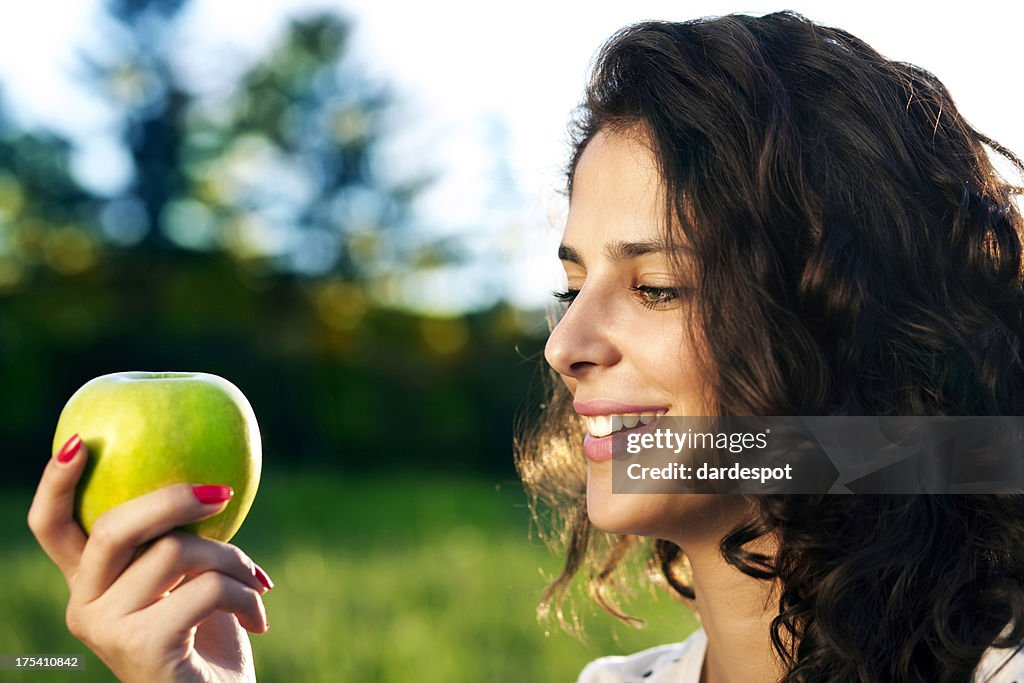 Mujer joven con manzana verde