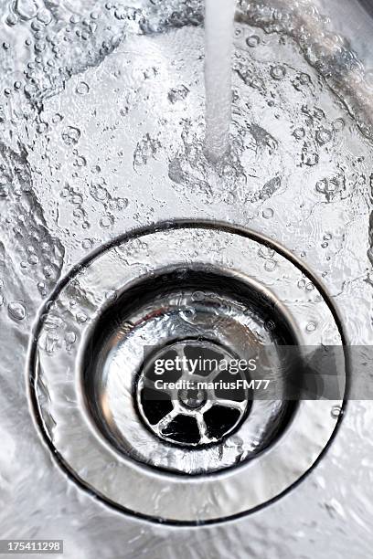 spülbecken mit wasser - abfluss stock-fotos und bilder