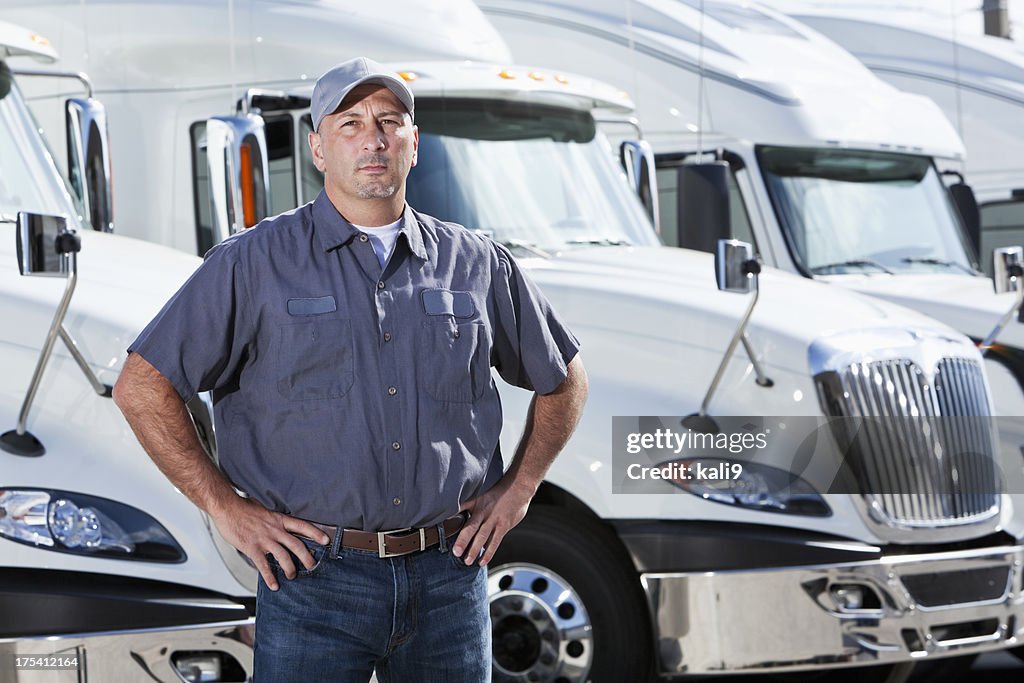 Lastwagenfahrer stehen vor großen Outfits