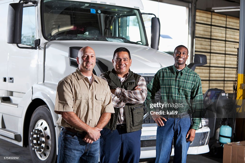Multi-ethnique homme debout à côté du camion semi
