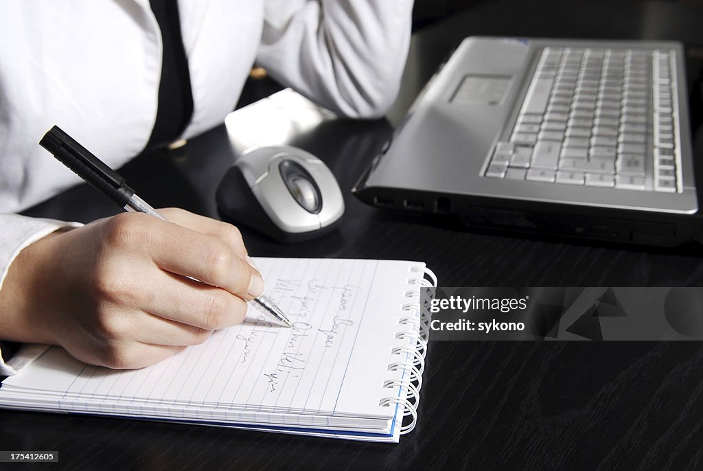 Mulher de Negócios escrevendo o plano de diário