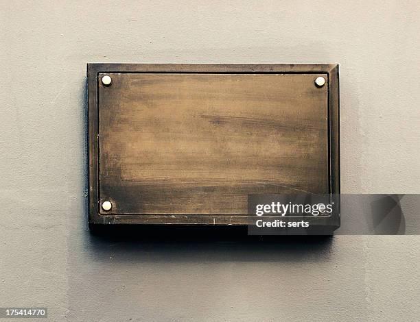 leere metallschild - bronze stock-fotos und bilder
