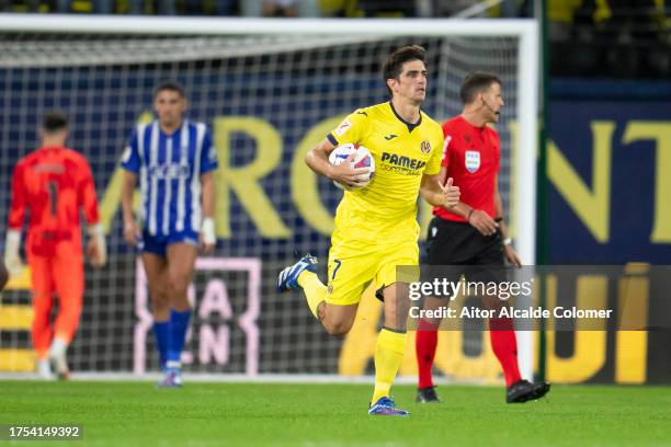 Gerard Moreno of Villarreal CF celebrates after scoring the team's first goal during the LaLiga EA Sports match between Villarreal CF and Deportivo...