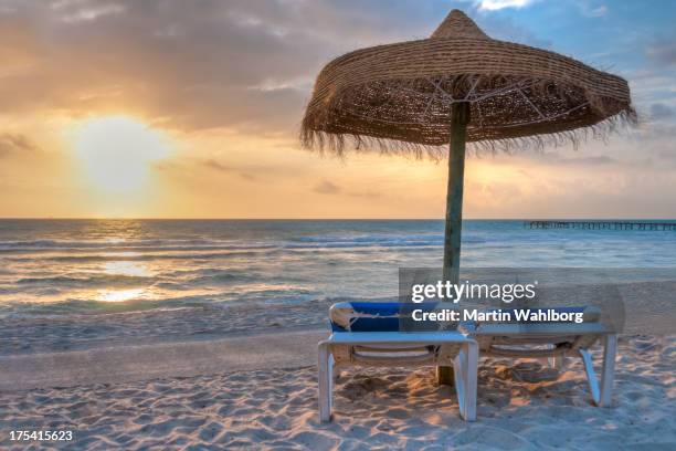 windigen tag am strand - insel mallorca stock-fotos und bilder