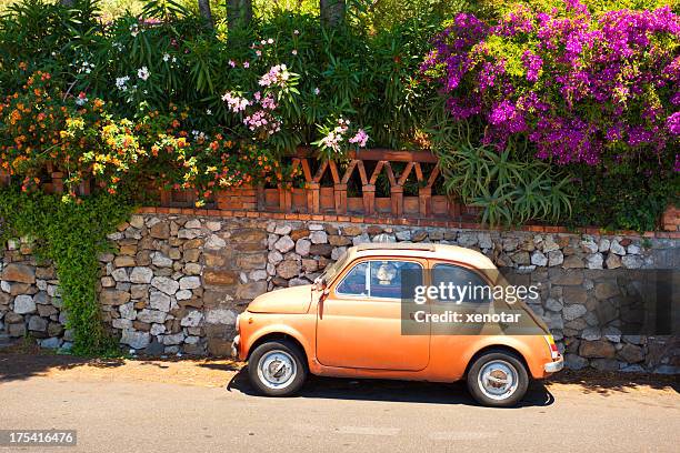 morning of taormina and lovely tiny italian car - taormina 個照片及圖片檔