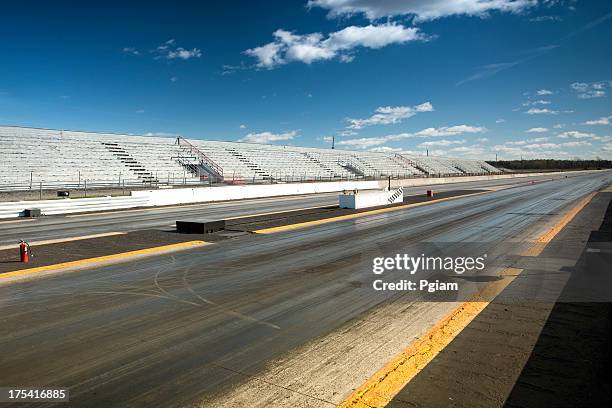 vacío drag racing strip - carrera de coches trucados fotografías e imágenes de stock