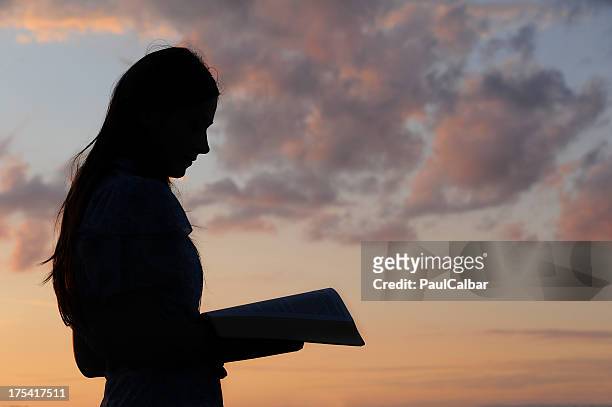 junges mädchen lesen - women prayer stock-fotos und bilder