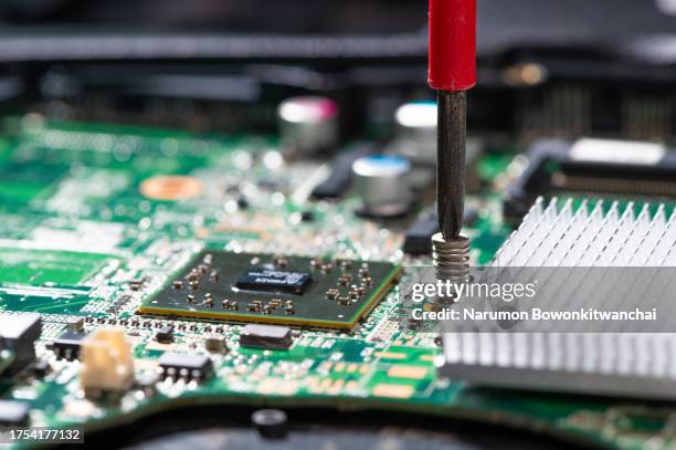 computer elements installing - memória de acesso aleatório imagens e fotografias de stock