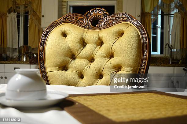 intérieur luxueux avec fauteuil et table - capitonné photos et images de collection