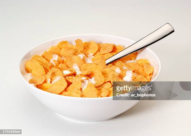 schüssel mit cornflakes mit löffel - bowl of cornflakes stock-fotos und bilder