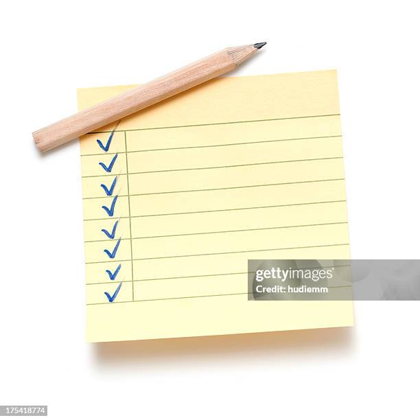 sticky note and pencil isolated on white background - checklist stockfoto's en -beelden