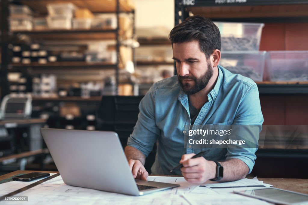 Pianificazione, architetto manager e un computer portatile per l'aggiornamento del progetto, la lettura delle e-mail o la gestione della costruzione. Architettura, connessione e un uomo che digita su un pc in un magazzino per la costruzione o l'idea