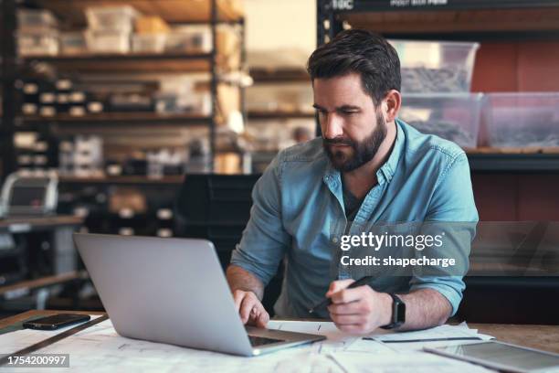 pianificazione, architetto manager e un computer portatile per l'aggiornamento del progetto, la lettura delle e-mail o la gestione della costruzione. architettura, connessione e un uomo che digita su un pc in un magazzino per la costruzione o l'idea - imprenditore edile foto e immagini stock