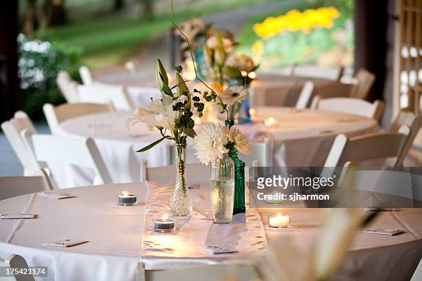 weiße hochzeit tisch mit blumen candels und karaffen verschwommene hintergrund - black tie dinner stock-fotos und bilder