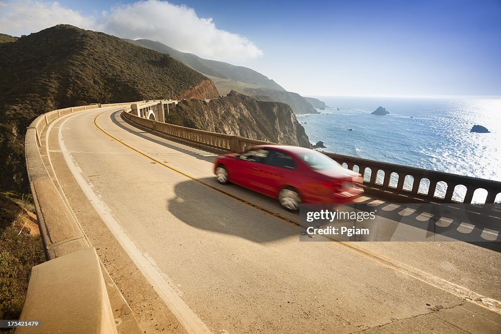 Voiture rouge en Zoom Sur le Pont de Bixby dans le Big Sur