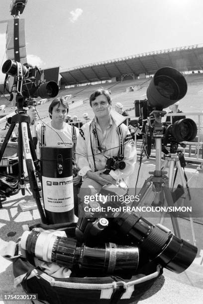Daniel Simon et Jean-Claude Francolon dans le stade des épreuves d'athlétisme des Jeux Olympiques d'été de Moscou, en juillet 1980.