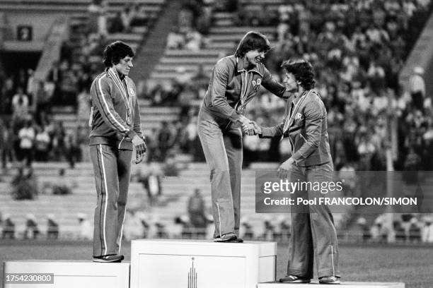 Jarmila Kratochvilova, Marita Koch et Christina Lathan sur le podium de l'épreuve féminine du 400m Jeux Olympiques d'été de Moscou, le juillet 1980.