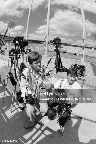 Jean-Claude Francolon et Daniel Simon dans le stade des épreuves d'athlétisme des Jeux Olympiques d'été de Moscou, en juillet 1980.