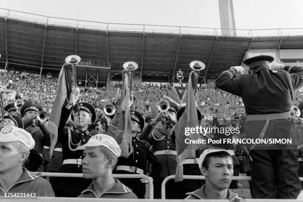 Fanfare jouant dans le stade lors des épreuves d'athlétisme des Jeux Olympiques d'été de Moscou, en juillet 1980.
