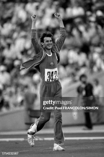 Gerd Wessig célébrant sa médaille d'or lors de l'épreuve masculine de saut en hauteur des Jeux Olympiques d'été de Moscou, le 1er août 1980.