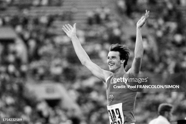 Gerd Wessig célébrant sa médaille d'or lors de l'épreuve masculine de saut en hauteur des Jeux Olympiques d'été de Moscou, le 1er août 1980.